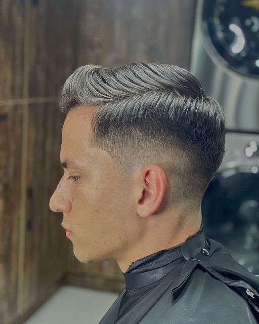 Pompadour con degradado a la piel